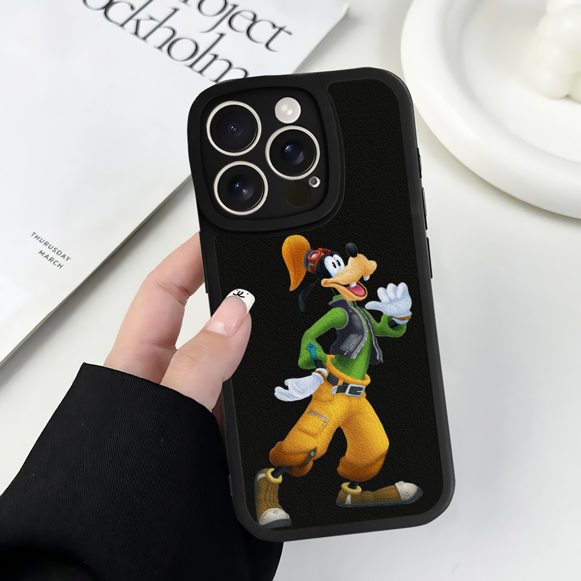 （画像用） ミッキーマウス Mickey Mouse 【iPhone 16シリーズ対応】シリコンスマホケース（レザー調） 材質：シリコン